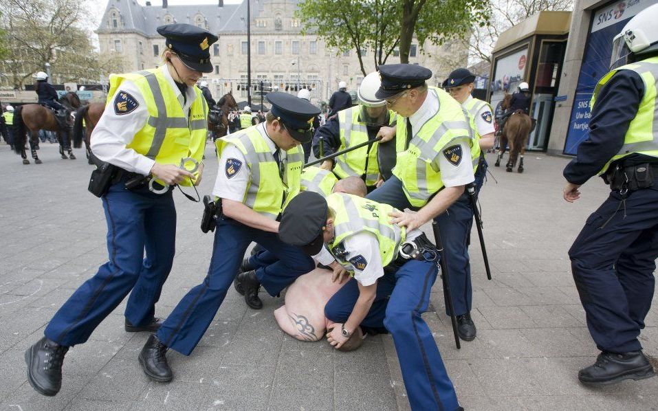 De gemeenteraad van Amsterdam heeft er woensdagavond mee ingestemd dat de politie voortaan ook in het stadsdeel West preventief mag fouilleren. Foto ANP