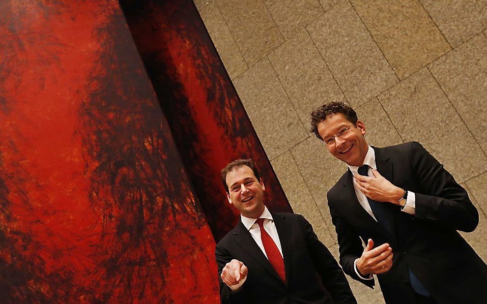 Minister Lodewijk Asscher (L) van Sociale Zaken en minister Jeroen Dijsselbloem van Financien tijdens de vergadering over het begrotingsakkoord in de Tweede Kamer. beeld ANP