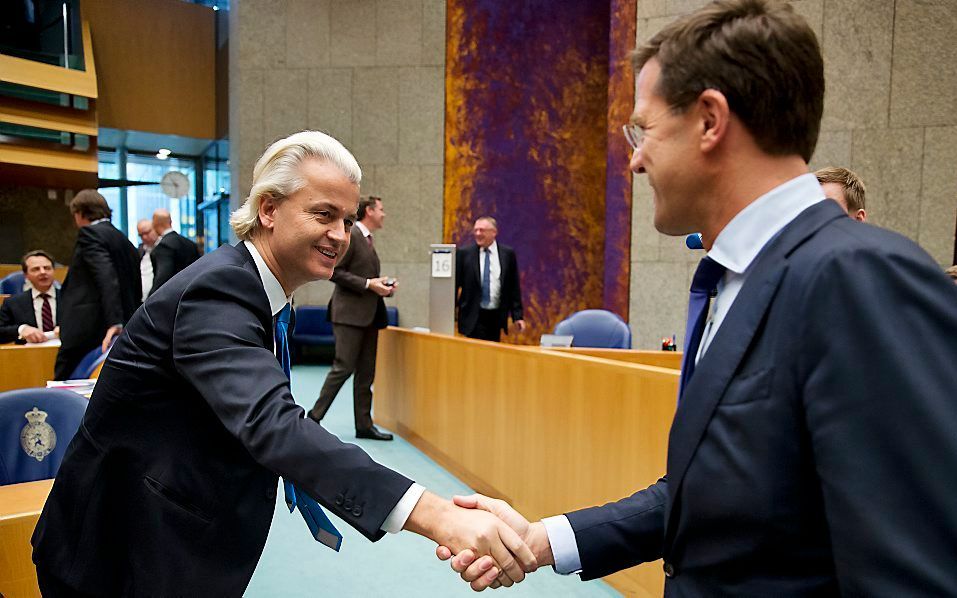 Premier Mark Rutte is het niet eens met PvdA-leider Diederik Samsom dat hij harder van leer moet trekken tegen PVV-voorman Geert Wilders. beeld ANP