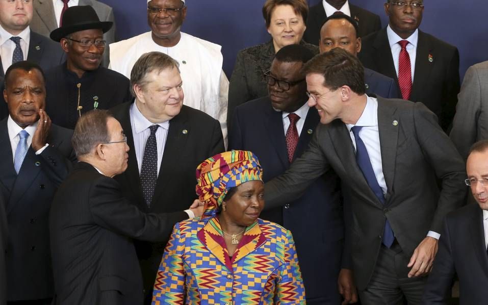 Premier Rutte (r.) schudt tijdens de EU-Afrikatop in Brussel VN-secretaris-generaal Ban Ki Moon (l.) de hand. beeld EPA