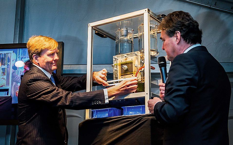 Koning Wilem-Alexander opent de Blue Energy proefinstallatie op de Afsluitdijk. De proefinstallatie is de eerste installatie waarbij de winning van energie uit zoet en zout water in de praktijk wordt getest. beeld ANP