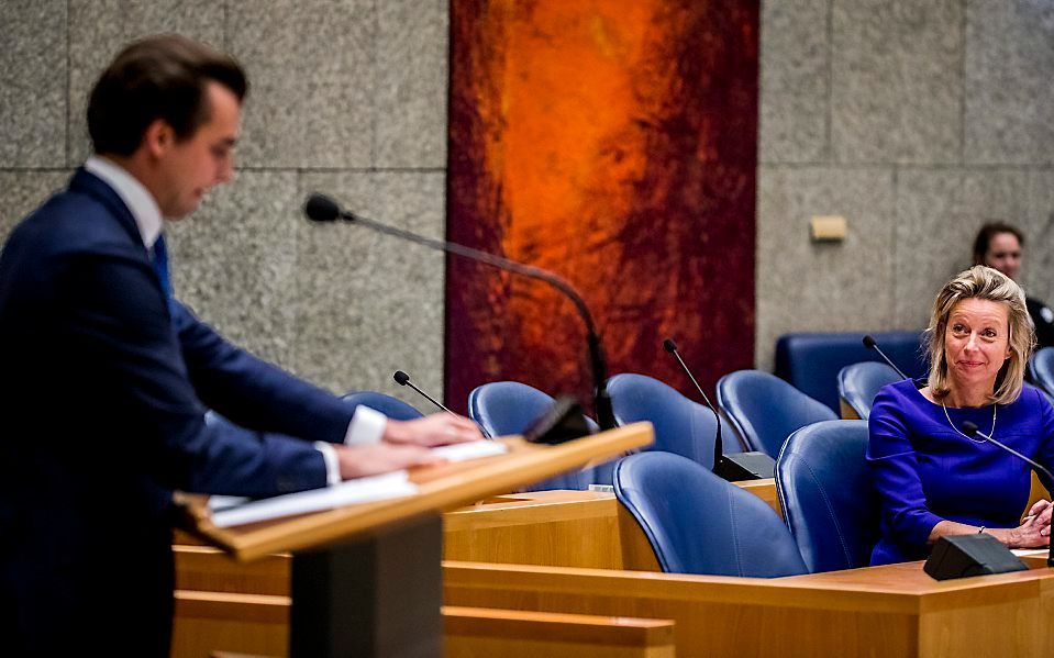 Baudet (l.) en Ollongren in de Tweede Kamer. beeld ANP