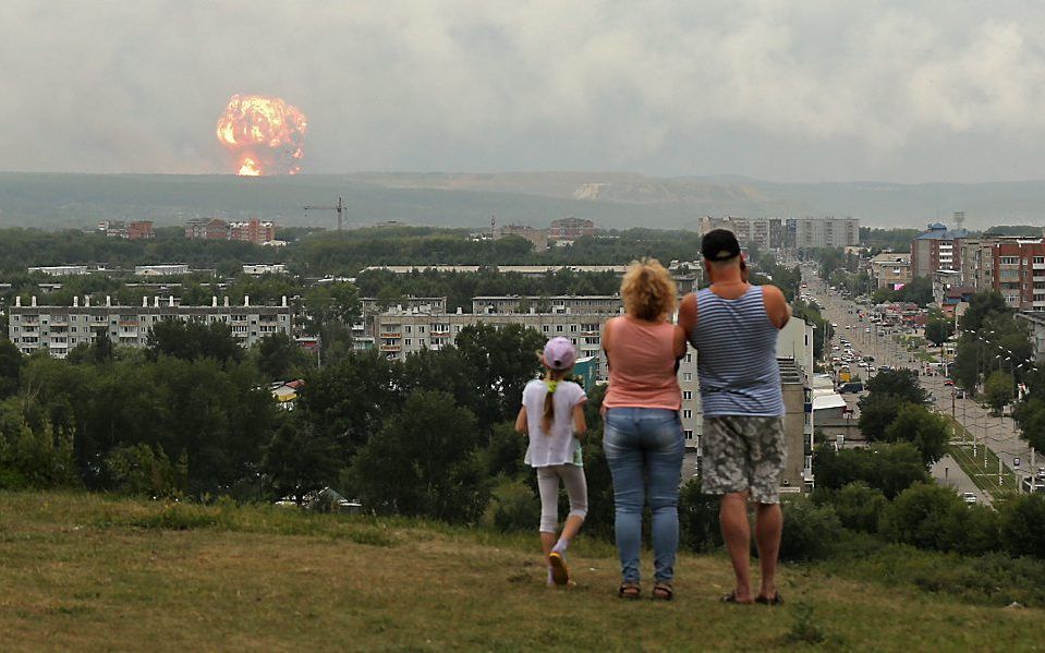 Door de explosie in het zuiden van Siberië raakten twaalf mensen gewond en moesten 16.500 mensen het gebied verlaten. beeld EPA