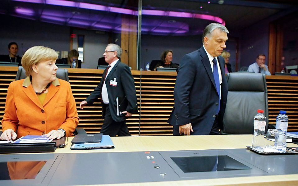 Orban en Merkel tijdens overleg over de vluchtelingencrisis. Beeld EPA