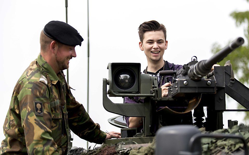 Middelbare scholieren tijdens de Landmachtdagen op het Nationaal Militair Museum in Soesterberg. beeld ANP, Jerry Lampen