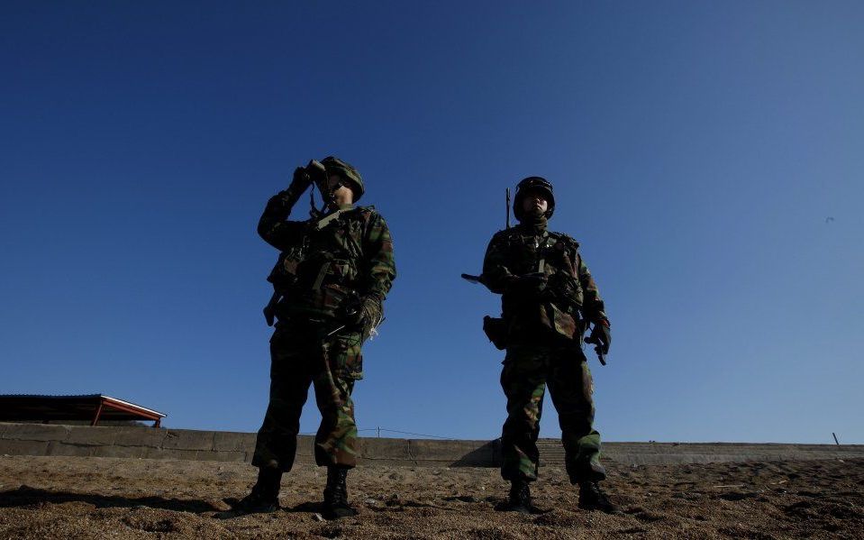 Zuid-Koreaanse soldaten houden de grens met Noord-Korea in de gaten. Foto EPA