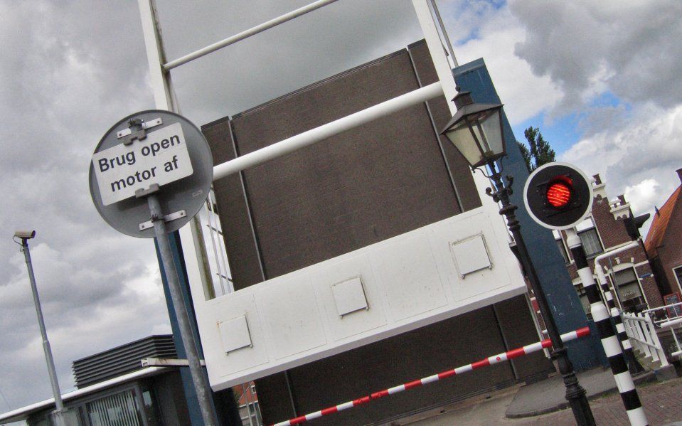 De zaak tegen een brugwachter in Leeuwarden die in september niet zijn brug sloot toen er een politieman met spoed overheen wilde, is geseponeerd.  Foto ANP