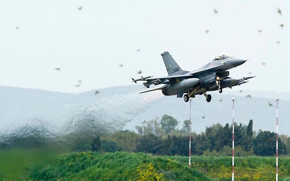 Een Nederlandse F16 is op weg naar Libië. Foto ANP