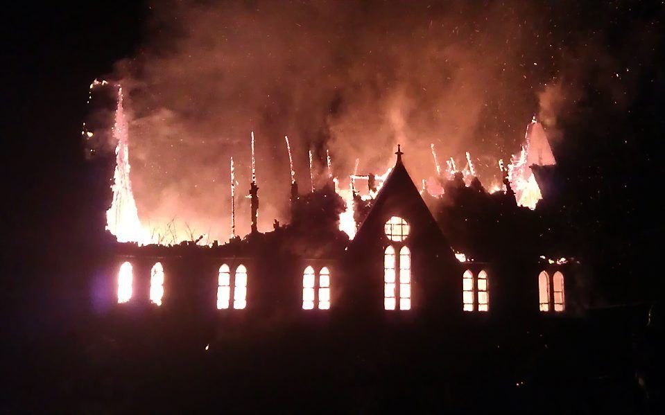 Een brand legde dinsdag de Sint-Clemenskerk in Nes op Ameland in de as. Foto ANP