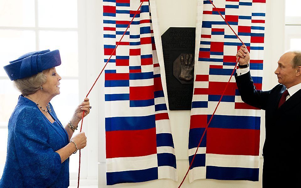 Koningin Beatrix en de Russische president Vladimir Poetin onthullen een plaquette in het Hermitage Amsterdam. Poetin is in Nederland voor de opening van het Nederland-Ruslandjaar. Foto ANP