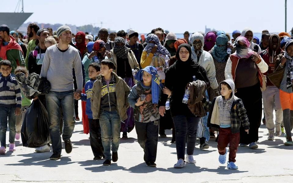 Geredde bootvluchtelingen liepen woensdag over de kade van de haven Augusta op het Italiaanse eiland Sicilië. EU-leiders vergaderen vandaag om een oplossing voor de onophoudelijke stroom migranten uit Noord-Afrika te zoeken.  beeld AFP