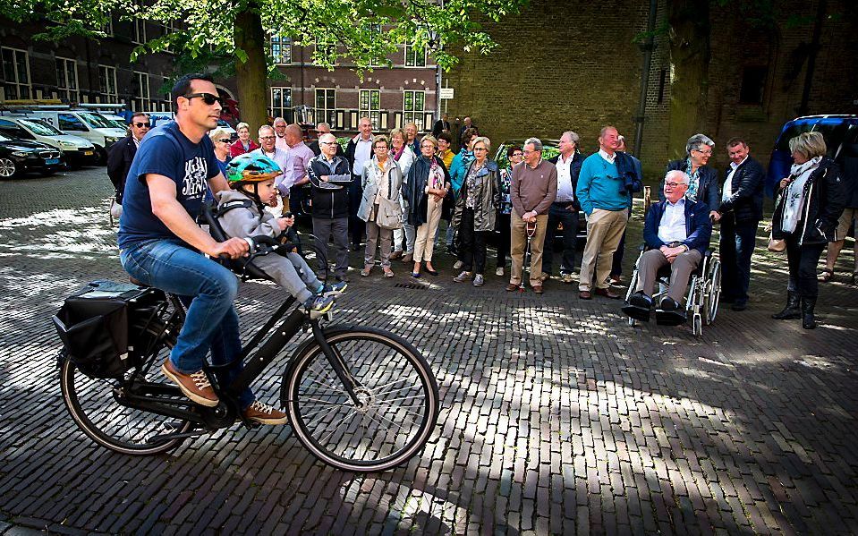 Dagjesmensen op het Binnenhof. beeld ANP