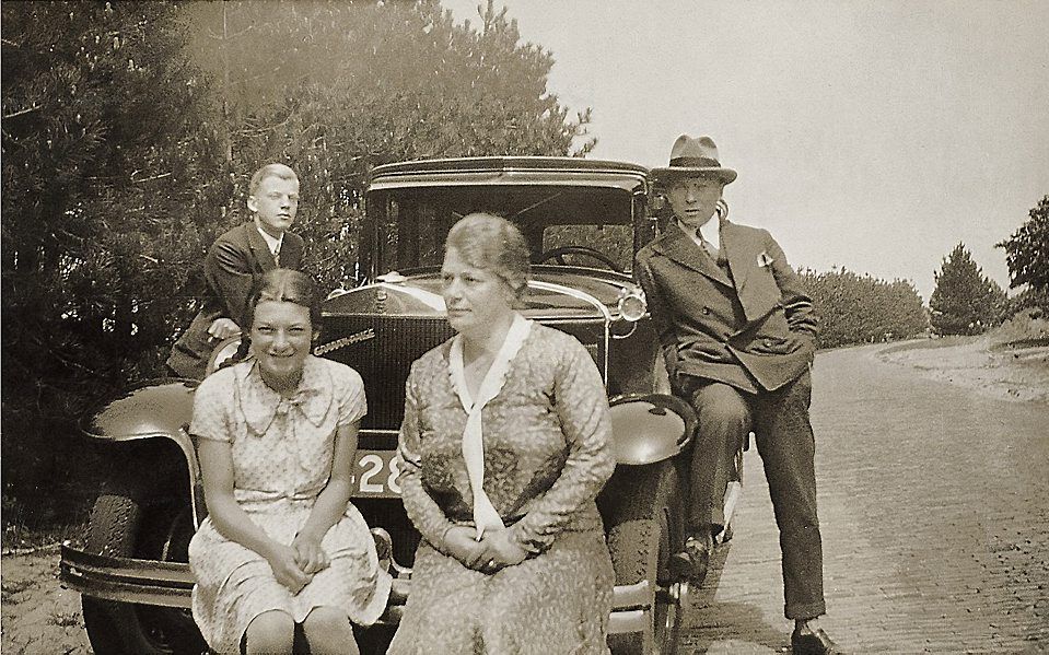 Wim Selderbeek (met hoed) bij zijn auto in Bergen aan Zee, 1929. beeld uit fotoalbum Selderbeek