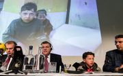 De Russische ambassadeur in Nederland Aleksander Sjoelgin, dr. Ghassan Obeid en het Syrisch jongetje Hasan tijdens een persconferentie na afloop van OPCW-beraad over gebruik van gifgas in Syrie. Rusland ontkent het gebruik ervan en zegt dat getuigen liege