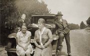 Wim Selderbeek (met hoed) bij zijn auto in Bergen aan Zee, 1929. beeld uit fotoalbum Selderbeek