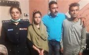 Arzoo Raja (tweede links) en haar 44-jarige echtgenoot bij de politie. beeld Sindh-government