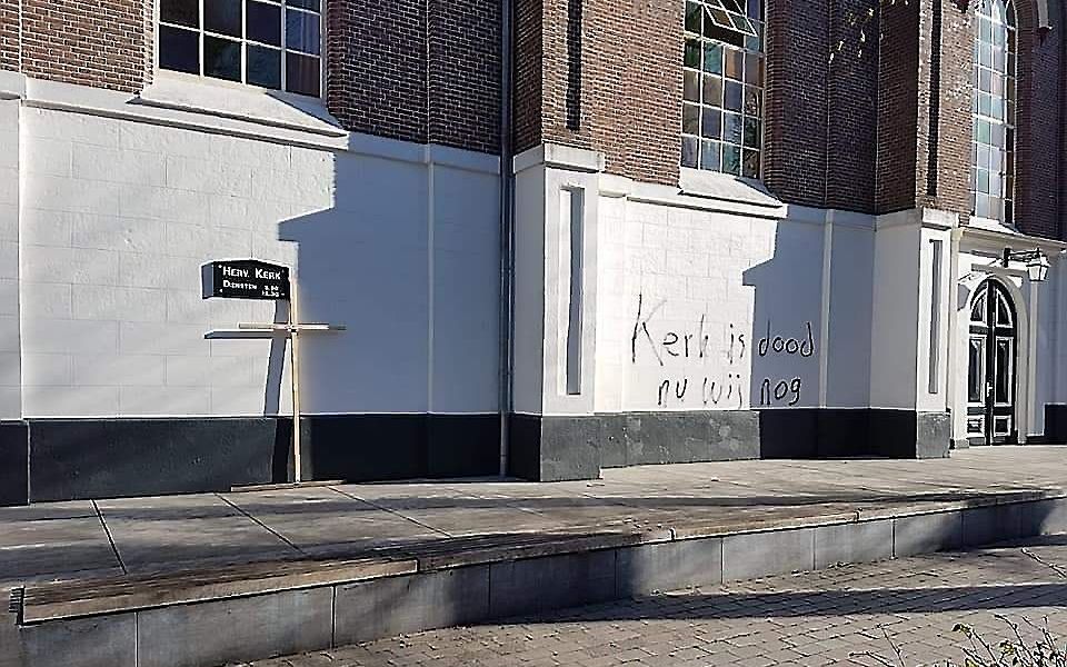 De dorpskerk in Nunspeet was in het voorjaar van 2020 mikpunt van vandalisme. beeld hervormde gemeente Nunspeet