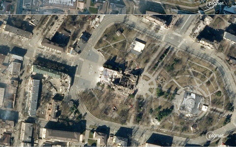 Het theater van Marioepol voor (l.) en na (r.) Russische bombardementen deze maand.  beeld AFP, Planet Labs PBC