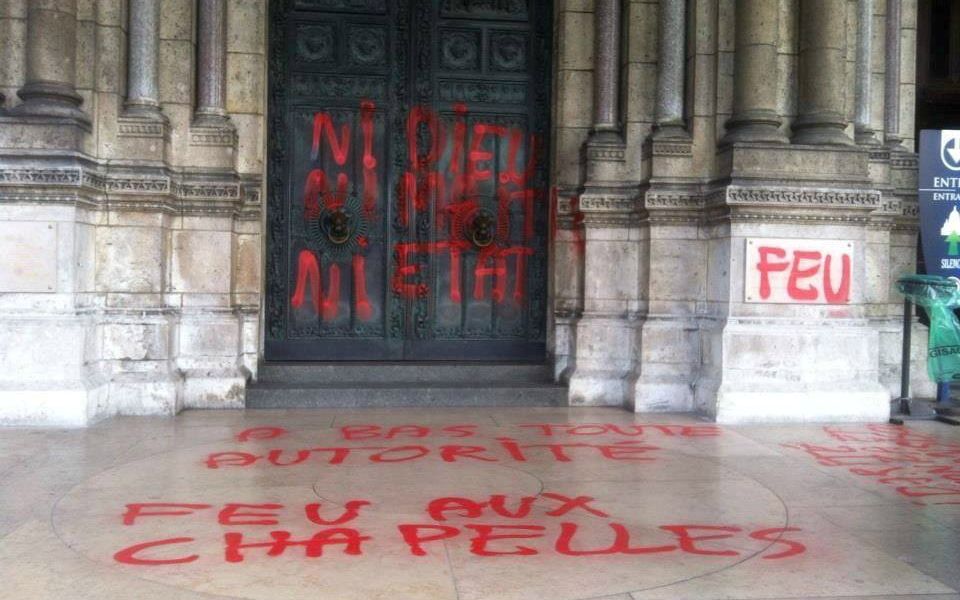 Een Frans kerkgebouw dat enkele jaren geleden werd beklad. Frankrijk staat volgens een vrijdag verschenen rapport bovenaan de lijst van „zorgwekkende landen” als het gaat om antichristelijke haatmisdrijven in Europa. beeld parti-de-la-france.fr 