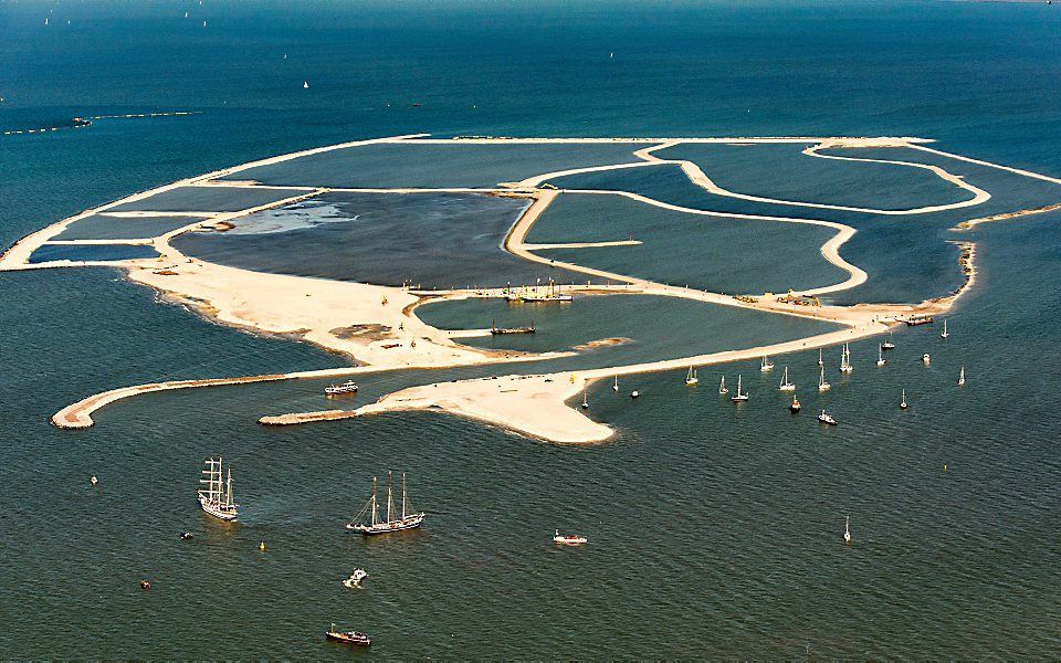 Het eerste opgespoten eiland van een nieuw aan te leggen eilandengroep in het Markermeer. beeld ANP