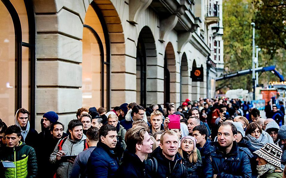 Mensen in de rij bij de Apple Store aan het Leidseplein voor de lancering van de iPhone X. beeld ANP