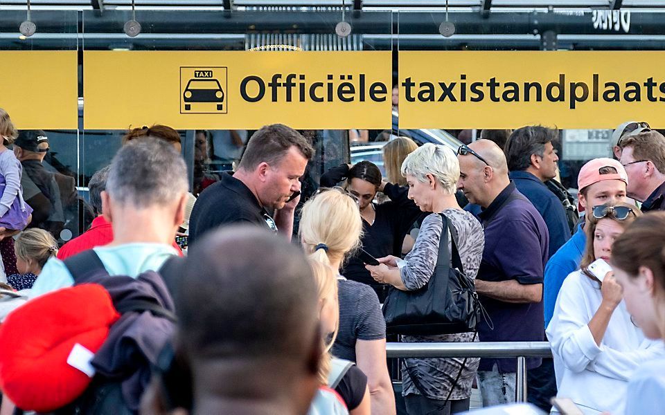 Drukte op Schiphol door de storing. beeld ANP