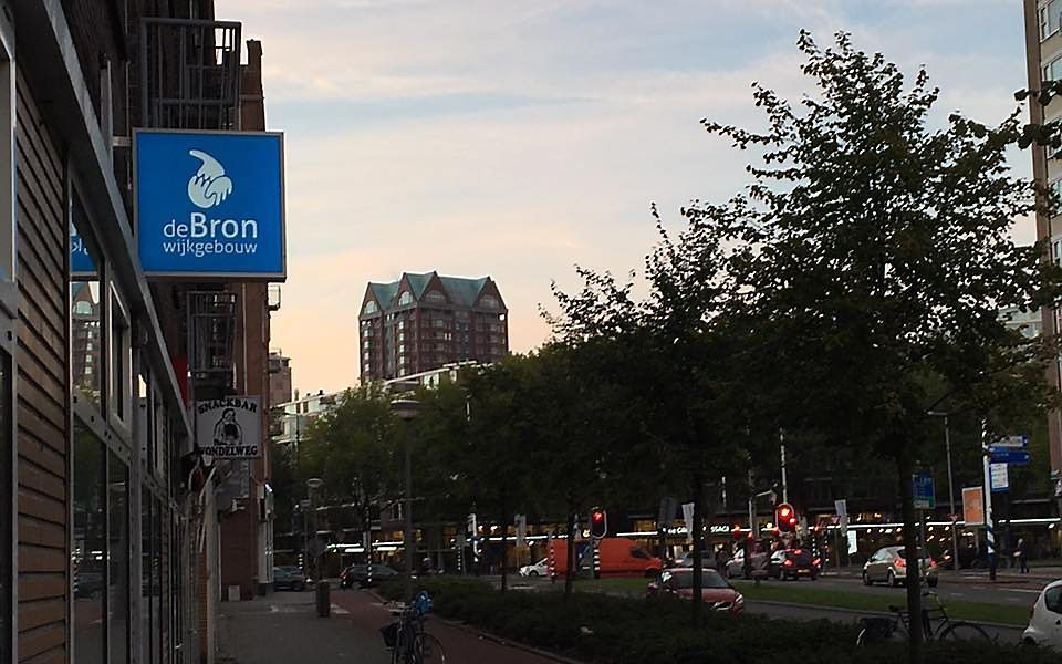 Wijkgebouw De Bron aan de Vondelweg in Rotterdam. beeld www.wijkgebouwdebron.nl