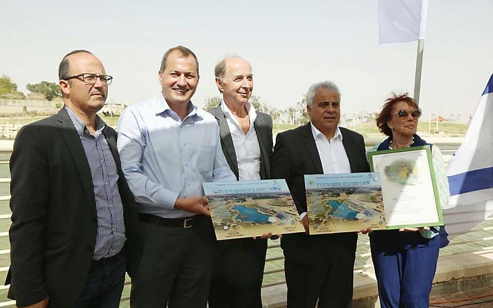 Het Joods Nationaal Fonds heeft gisteren een meer in de Negevwoestijn geopend. V.l.n.r. De algemeen directeur van het JNF-Israël  Amnon Ben Ami, plaatsvervangend Chef de Poste van de Nederlandse ambassade in Israël, Mauritz Verheijden, de voorzitter van J