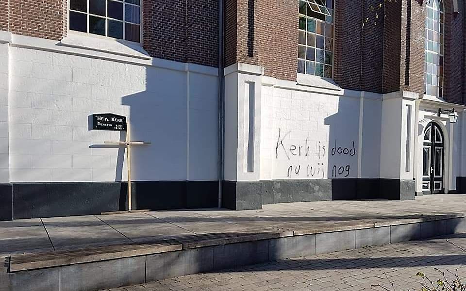 De bekladde dorpskerk in Nunspeet. beeld hervormde gemeente Nunspeet