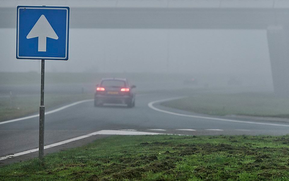 Wie zaterdag of zondag de weg opgaat moet rekening houden met dichte mist.  beeld ANP