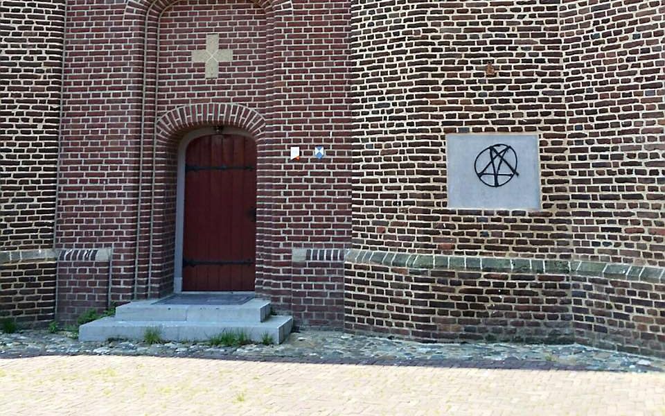 Bekladde kerk in Sambeek.  beeld Politie