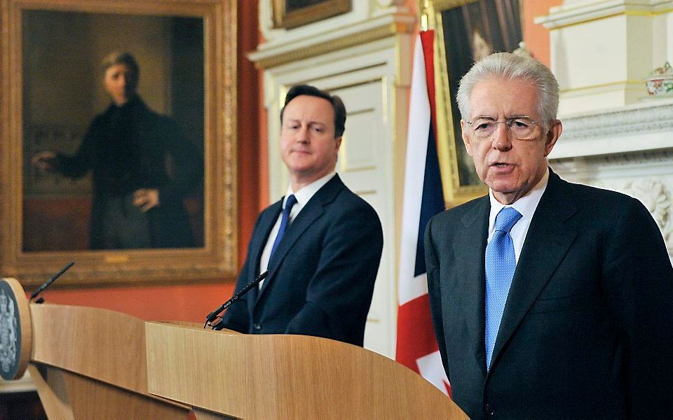 Monti (R) tijdens een persconferentie in Londen. Foto EPA