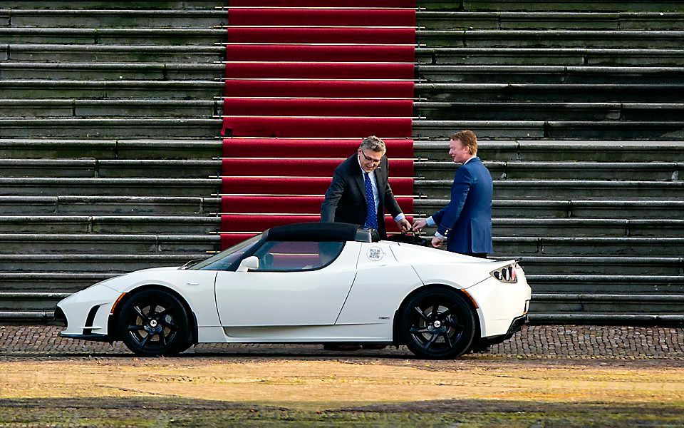 Henk Krol komt in een Tesla aan bij de koningin. Foto ANP