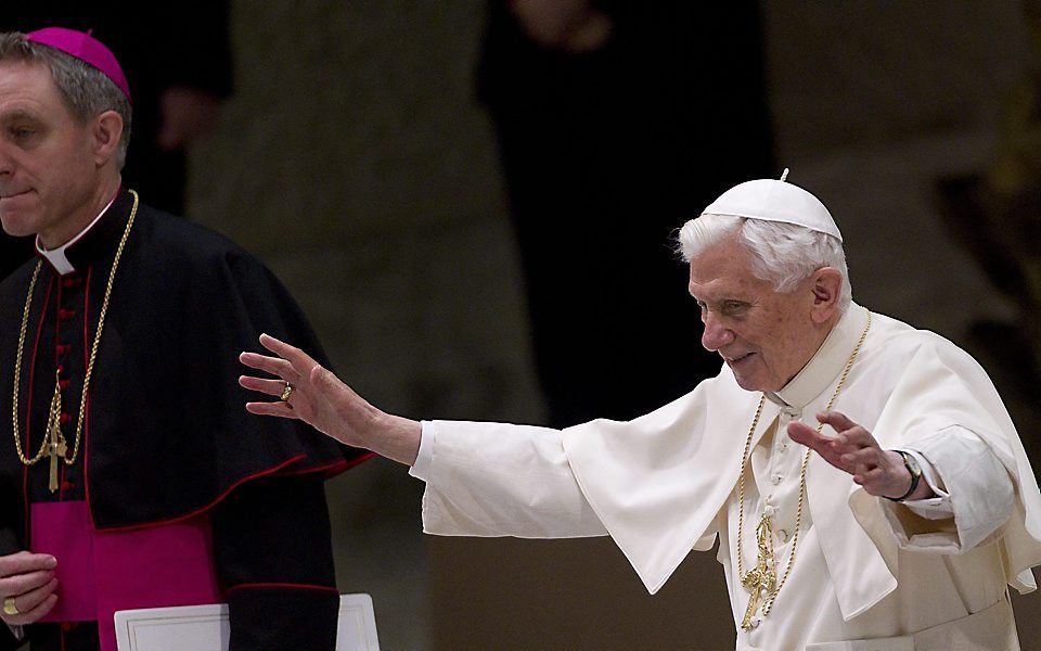 Paus Benedictus XVI woensdagmorgen tijdens zijn audiëntie. Het was de eerste sinds hij zijn aftreden afgelopen maandag aankondigde. Foto EPA