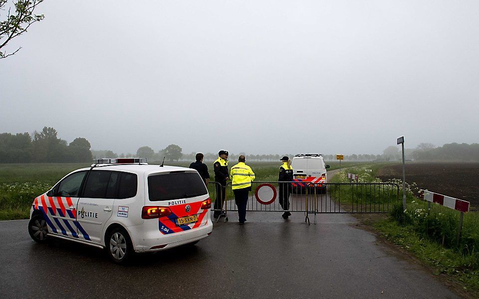 De politie heeft de omgeving afgezet met schermen, een dag na de vondst van de lichamen van Ruben en Julian. Het rechercheteam is nog bezig om uit te vinden hoe de kinderen precies in de afwateringsbuis in Cothen terecht zijn gekomen.  Foto ANP