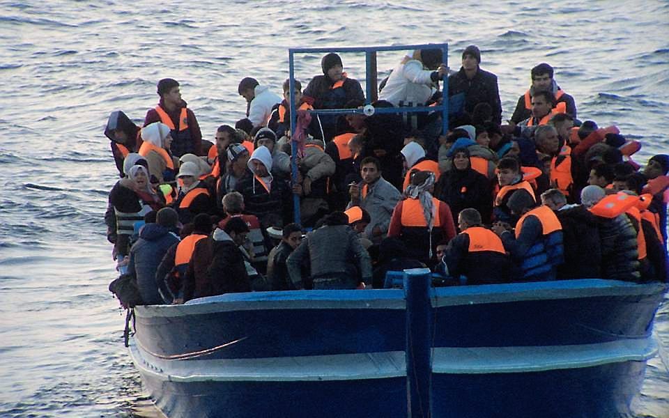 Vluchtelingen uit Eritrea op een boot voor de kust van Lampedusa, Italie. Foto AFP