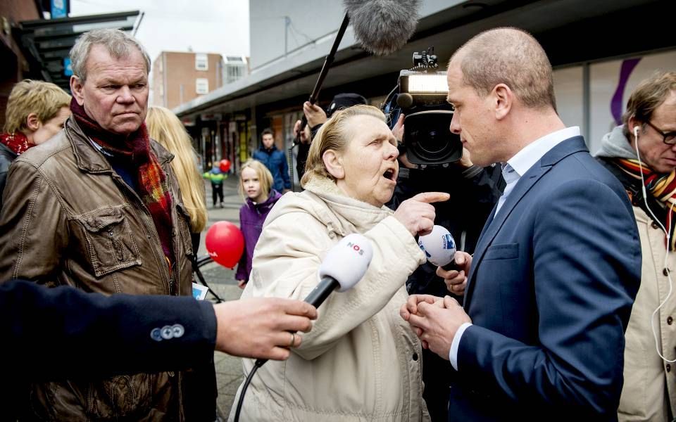 PvdA-leider Samsom in gesprek met een boze burger tijdens de campagne voor de gemeenteraadsverkiezingen in 2014. beeld ANP