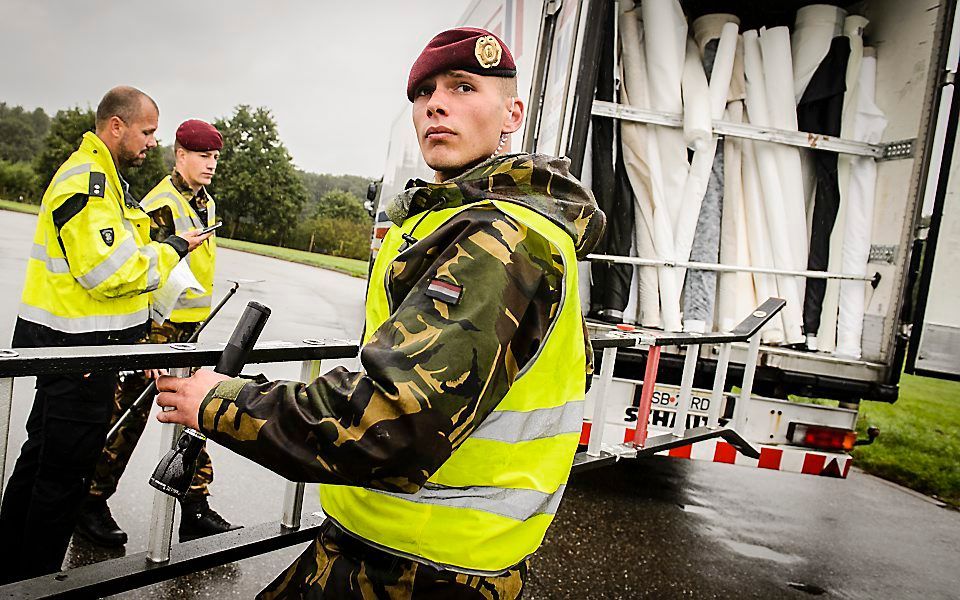 Het Mobiel Toezicht Veiligheid (MTV) van de Koninklijke Marechaussee houdt een controle bij de Duitse grens. De mobiele teams van de marechaussee houden in de grensstreek in de gaten of meer vluchtelingen naar Nederland komen. beeld ANP