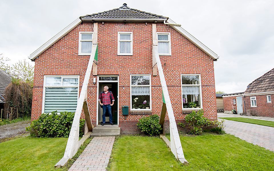 Een door aardbeving beschadigd huis in Loppersum wordt gestut. beeld ANP, Jerry Lampen