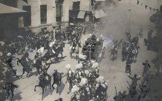 Tekening van een bruidskoets met veel publiek eromheen. Verschrikte paarden springen opzij.