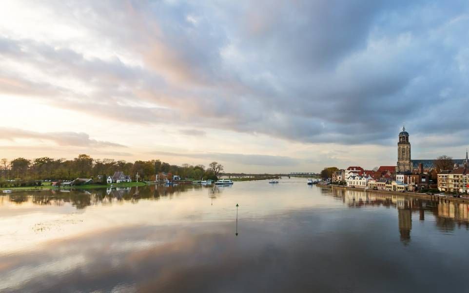 Deventer gaat na de zomer op zoek naar een nieuwe burgemeester. Het Humanistisch Verbond in deze plaats wil dat deze persoon „bij voorkeur ongodsdienstig” is. Juriste Rajae Azaroual van het College voor de Rechten van de Mens zegt dat deze oproep mogelijk