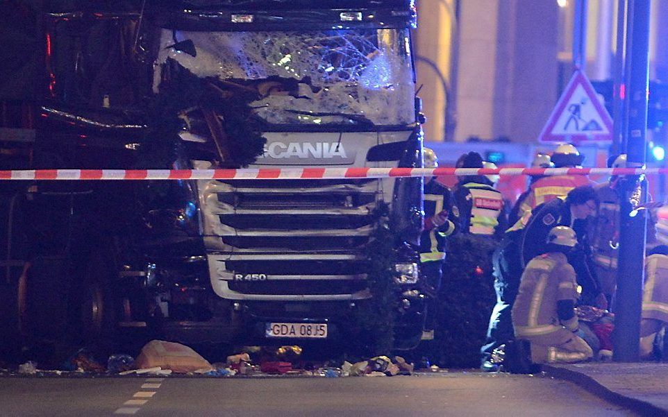 Terroristen pleegden recent diverse aanslagen door met vrachtwagens op mensen in te rijden. Foto: beeld van de aanslag op de kerstmarkt in Berlijn. beeld EPA, Paul Zinken