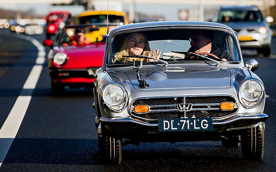 Nederland telt steeds meer klassieke auto’s. Foto: begin 2017 heropende toenmalig minister Schultz van Haegen (Infrastructuur) in een oldtimer de vernieuwde Velsertunnel, de oudste snelwegtunnel van Nederland. beeld ANP, Koen van Weel