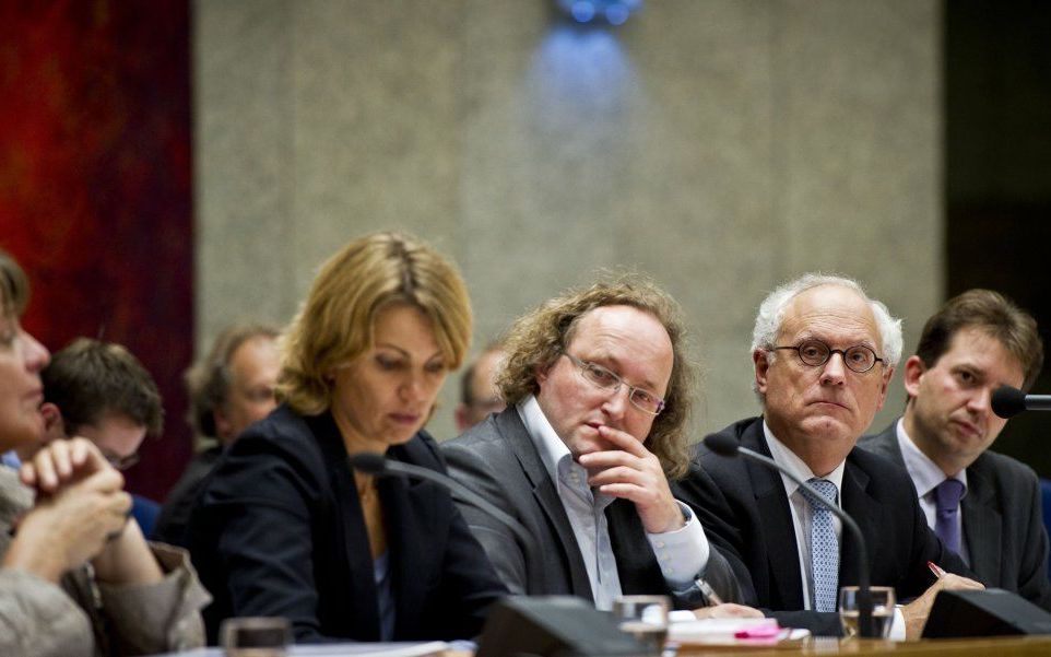 Leden van de onderzoekscommissie Financieel Stelsel, van links naar rechts Nepperus (VVD), Vermeij (PvdA), Graus (PVV), voorzitter De Wit (SP) en Van Hijum (CDA), dinsdagmiddag in vak K in de Tweede Kamer. Foto ANP