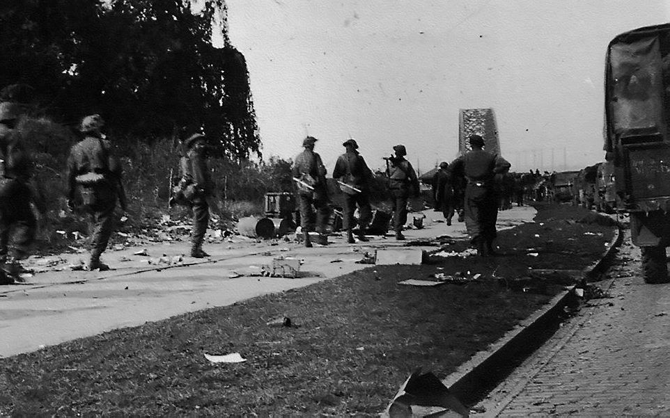 De geallieerde troepen in 1944 bij de Waalbrug. Foto US Army