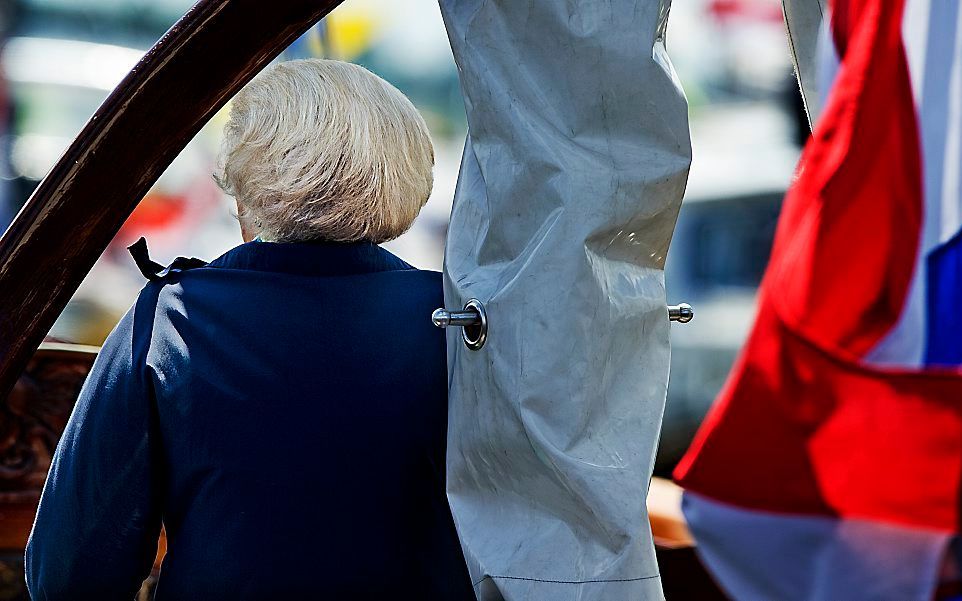 Koningin Beatrix aan het roer van haar zeiljacht De Groene Draeck. Foto ANP