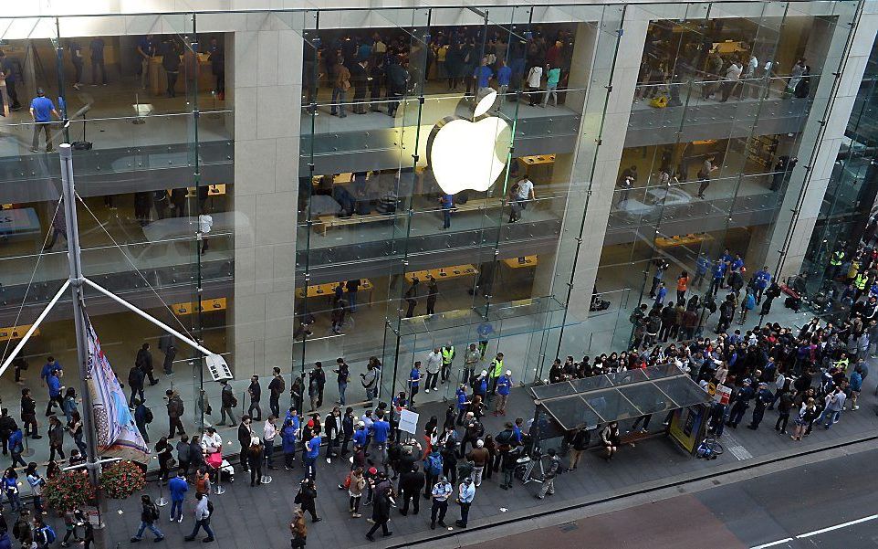 Lange rijen vrijdag voor een Apple Store in Sydney. Beeld AFP