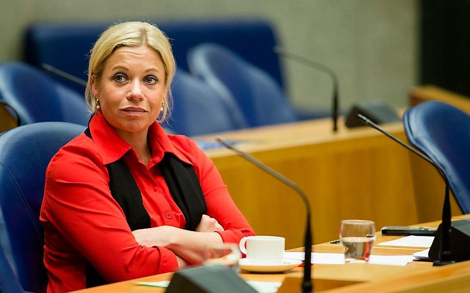 Minister Hennis van Defensie woensdag tijdens het Kamerdebat. Beeld ANP