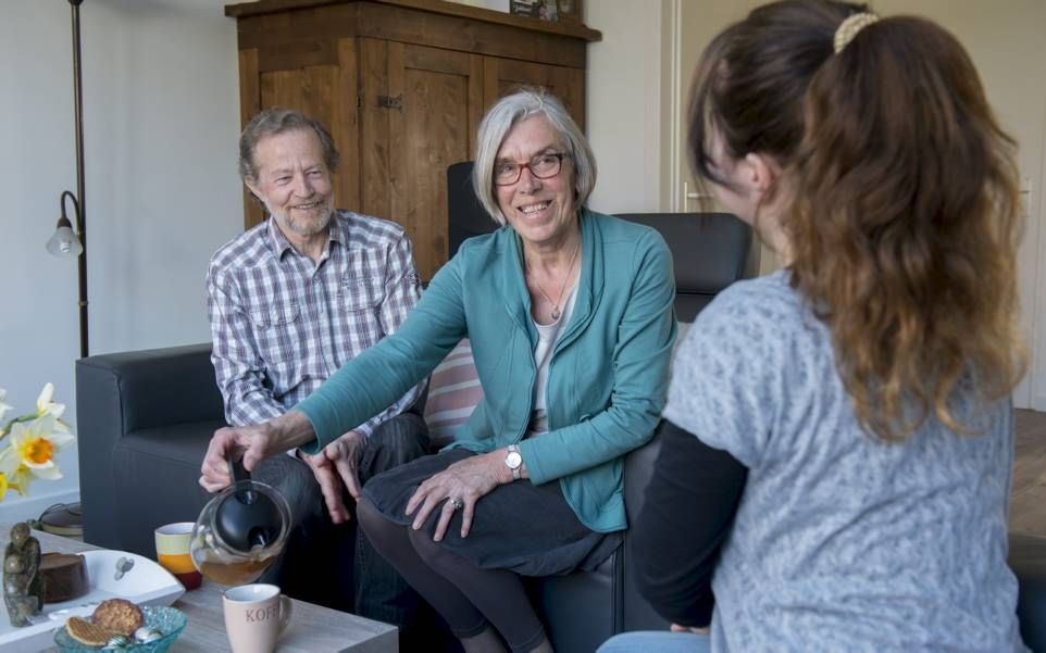 Henry en Anneke Bulten uit Middelburg bieden al drie jaar onderdak aan Nina, een uitgeprocedeerde asielzoeker uit Zuid-Ossetië. beeld Dirk Jan Gjeltema