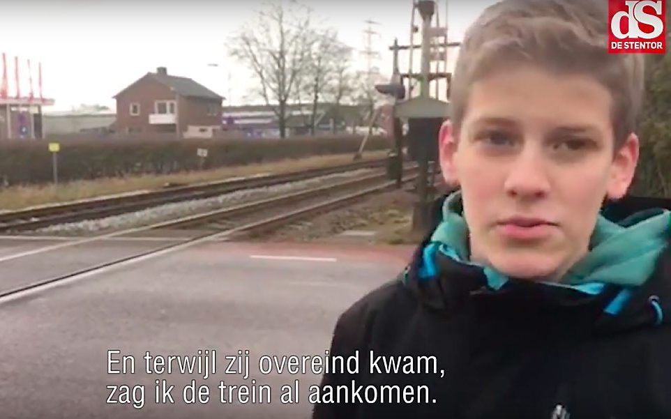 Ruben voor de spoorwegovergang. beeld uit video